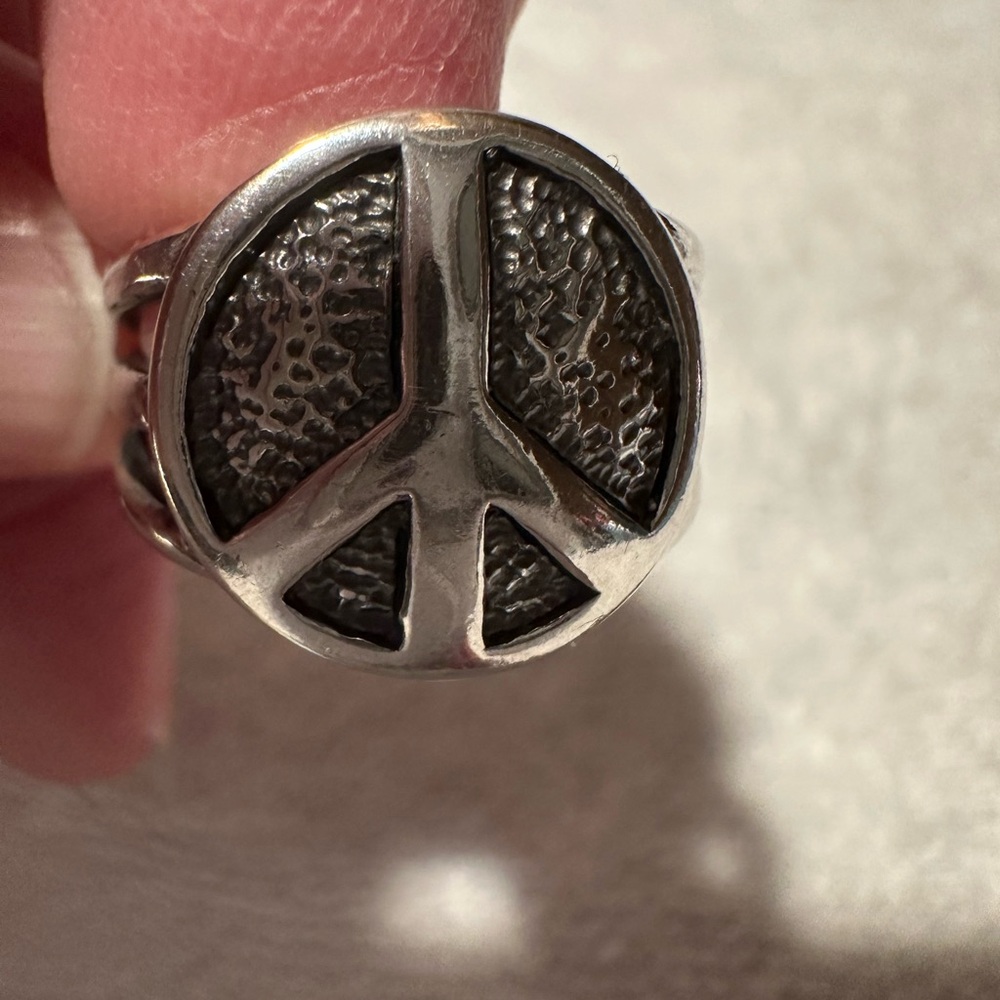 Vintage Silpada Peace Ring !! 
725 sterling silver
